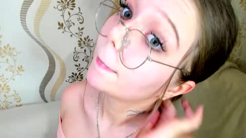 MelMooon online show from November 8, 2:53 pm