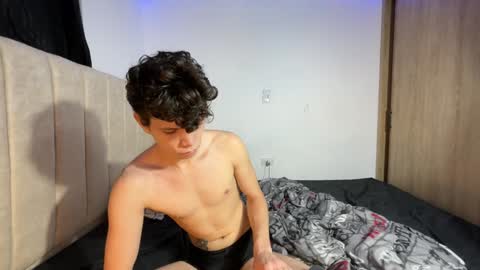 Snapshot of melo_twink chatting on December 6, 11:50 am Melo online show from December 6, 11:50 am