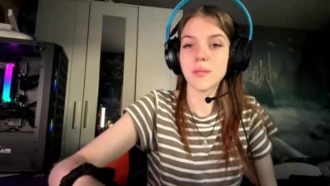 Hi Im Aria 18 years old online show from October 8, 6:19 am