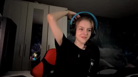 Hi Im Aria 18 years old online show from October 11, 12:43 pm