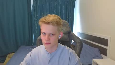 Snapshot of meow_mickey chatting on September 16, 12:07 pm Mickey online show from September 16, 12:07 pm