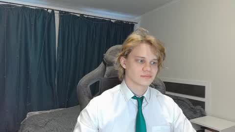Snapshot of meow_mickey chatting on December 16, 5:17 am Mickey online show from December 16, 5:17 am