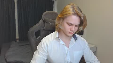 Snapshot of meow_mickey chatting on December 3, 8:11 am Mickey online show from December 3, 8:11 am