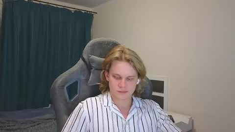 Snapshot of meow_mickey chatting on February 13, 5:44 pm Mickey online show from February 13, 5:44 pm