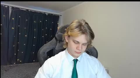 Snapshot of meow_mickey chatting on December 28, 4:51 am Mickey online show from December 28, 4:51 am