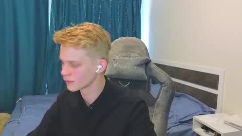 Snapshot of meow_mickey chatting on September 12, 7:32 am Mickey online show from September 12, 7:32 am