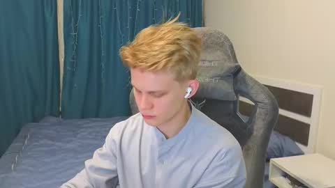 Snapshot of meow_mickey chatting on September 17, 3:59 pm Mickey online show from September 17, 3:59 pm