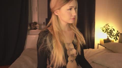Lara OFFLINE  online show from December 7, 8:33 pm