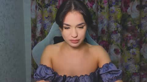 Mia online show from November 8, 7:50 pm