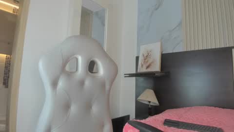 Mia online show from March 12, 2:56 pm