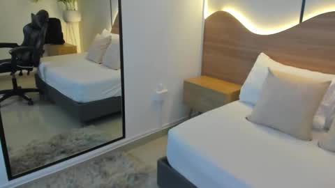 M I A  online show from November 23, 3:04 am