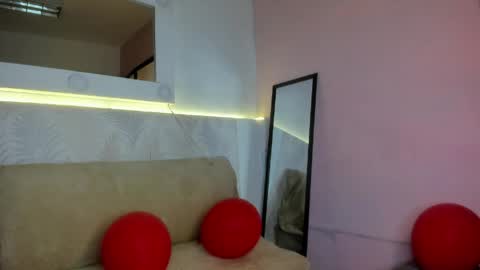 mia_colucci0 online show from April 24, 6:59 am