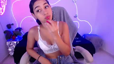 mia_cute_girl online show from July 25, 1:31 pm