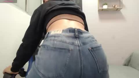 Mia online show from September 30, 1:32 pm