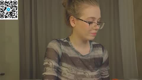 Mia online show from October 21, 11:26 am