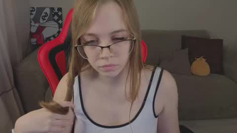 Mia online show from October 4, 8:12 am