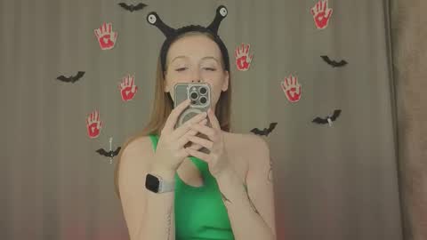 Mia online show from October 31, 1:55 pm