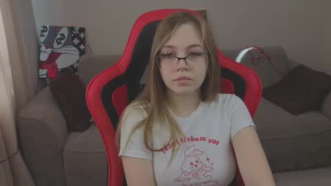 Mia online show from October 12, 7:23 am