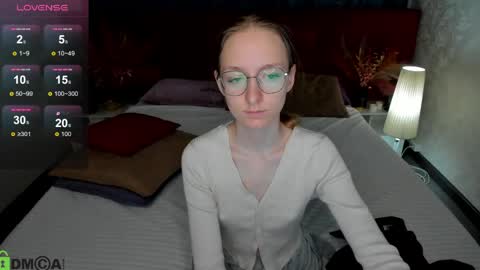 mia_e1fie online show from May 7, 12:06 am