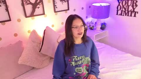 Mia online show from June 17, 11:21 pm