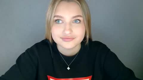 Mia online show from September 19, 1:59 pm