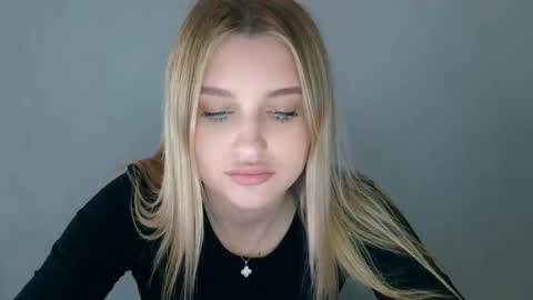 Mia online show from September 15, 12:06 pm