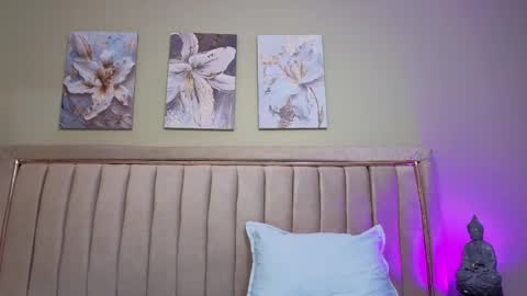 Mia online show from April 9, 11:38 am