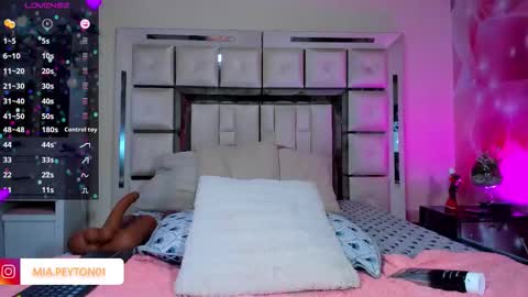 mia online show from December 17, 10:05 pm