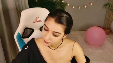 Mia online show from February 25, 2:53 pm