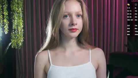 Mia online show from December 1, 2:59 pm