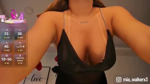 Mia online show from October 18, 12:09 pm