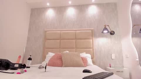 Mia  online show from October 22, 10:55 pm