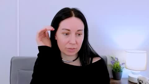 Mia online show from April 2, 4:03 pm