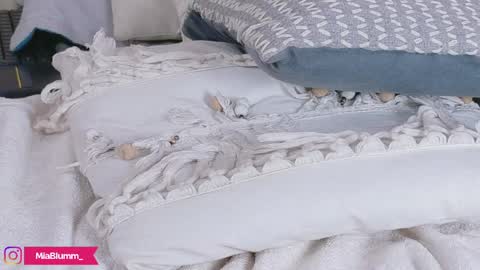 miablumm_ online show from April 3, 5:09 pm