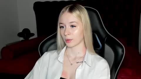 Mia online show from December 4, 6:13 am