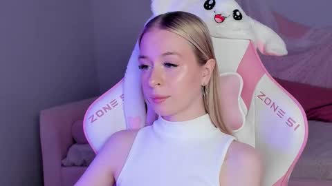 Mia online show from November 29, 6:43 am