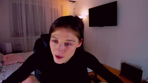 Mia online show from April 14, 8:45 pm