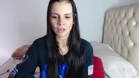 miarobinn_ online show from December 1, 4:32 pm