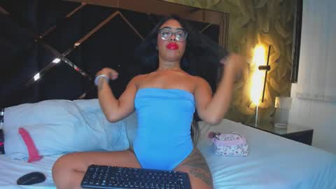 Mia Thompson online show from December 3, 5:41 am