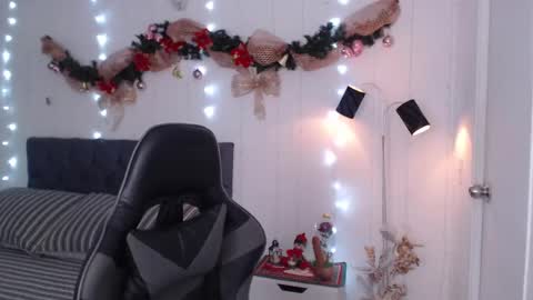 Snapshot of miawilson_1 chatting on December 23, 11:04 am Mia Wilson online show from December 23, 11:04 am