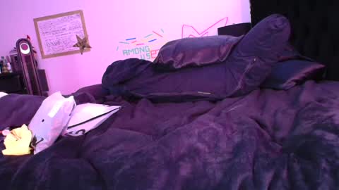 Snapshot of midnightrose11 chatting on February 12, 9:31 am Midnightrose online show from February 12, 9:31 am