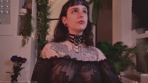 mika_moon_ online show from October 12, 6:32 pm