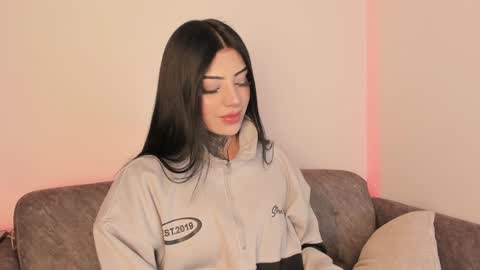 Snapshot of mila_monty__ chatting on December 13, 2:43 am online show from December 13, 2:43 am