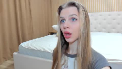 Snapshot of mila_polly_and_forester chatting on February 24, 10:03 pm Julia and Edson online show from February 24, 10:03 pm