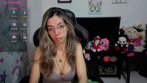 Snapshot of milacoxx8819 chatting on September 22, 12:59 am milacoxx8819 online show from September 22, 12:59 am