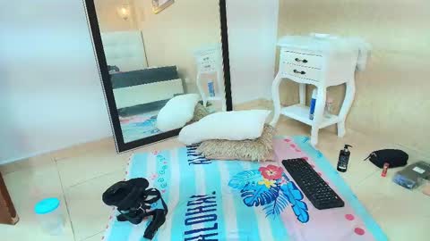 miladiosa online show from October 10, 1:06 pm