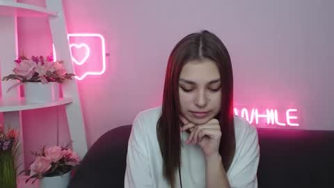 Snapshot of milanaangelas chatting on January 19, 5:37 am milanaangelas online show from January 19, 5:37 am