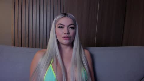 Snapshot of milaowens chatting on January 31, 3:00 pm Sexy Mila online show from January 31, 3:00 pm