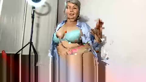 Snapshot of milf_charlotty chatting on September 16, 4:04 am Charlotte online show from September 16, 4:04 am