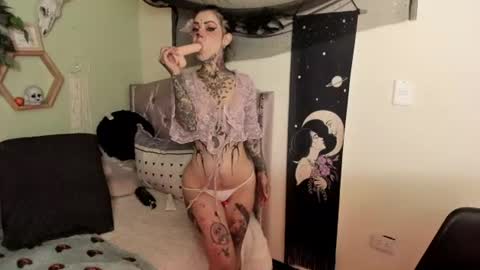Isabella online show from July 17, 2:30 pm